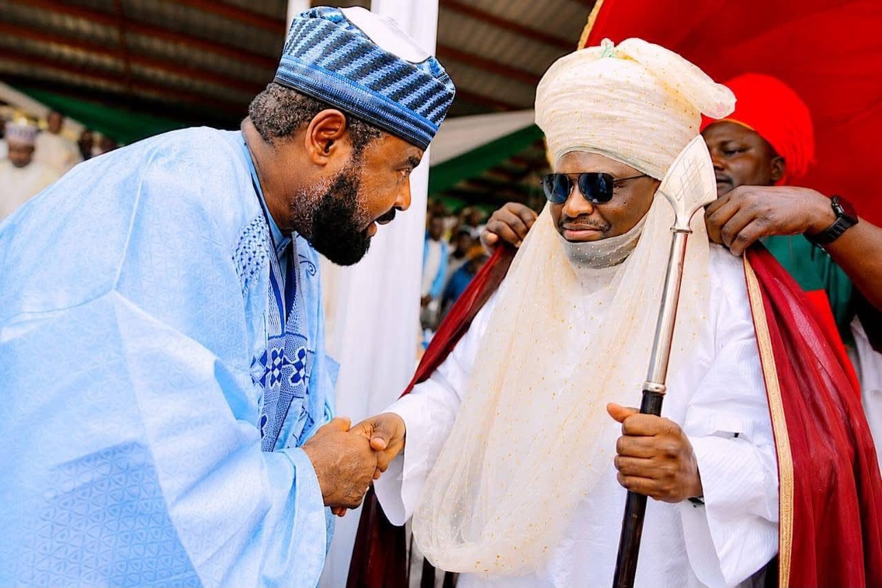 Dr. Jamilu Isyaku Gwamna greeting a royal father